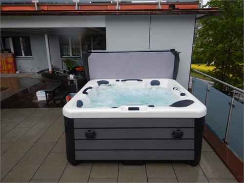 Whirlpool Modell 1302 Sky Deluxe auf Terrasse